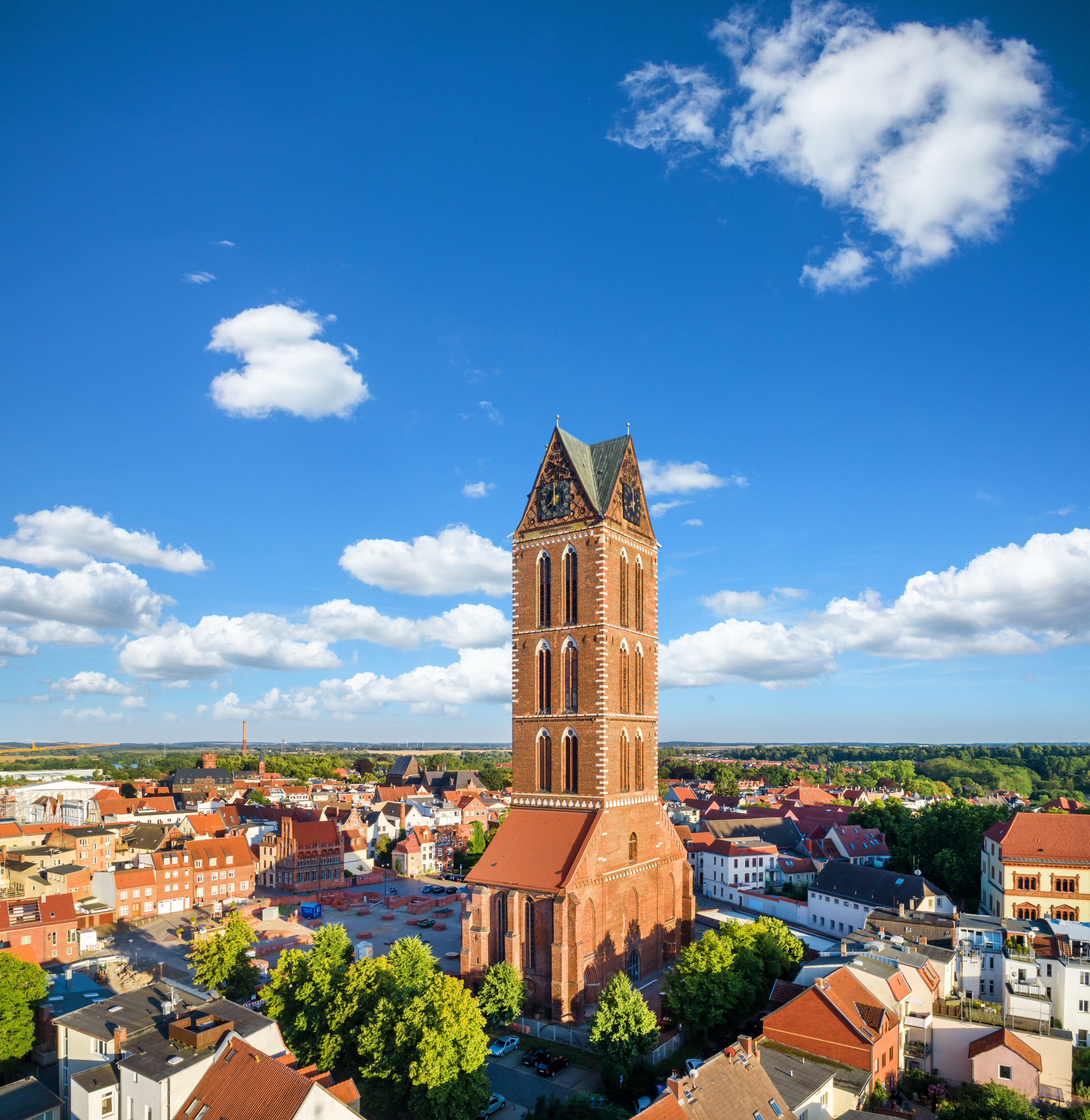 Blick auf den Marienkirchturm und den Marienkirchplatz der Hansestadt Wismar